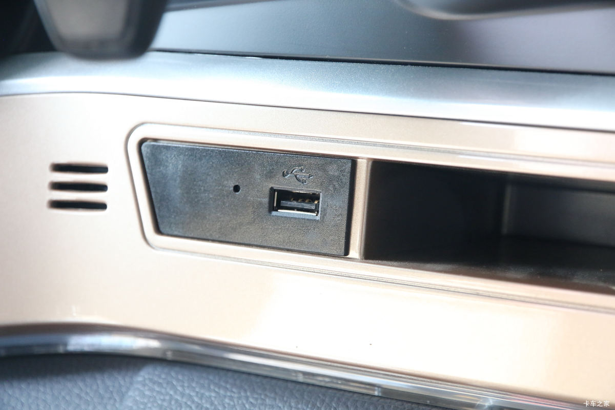 �й����� HOWO TH7�ؿ� 460���� 6X4 ǣ����(����)(ZZ4257V324HF1B)��ʻ��                                               