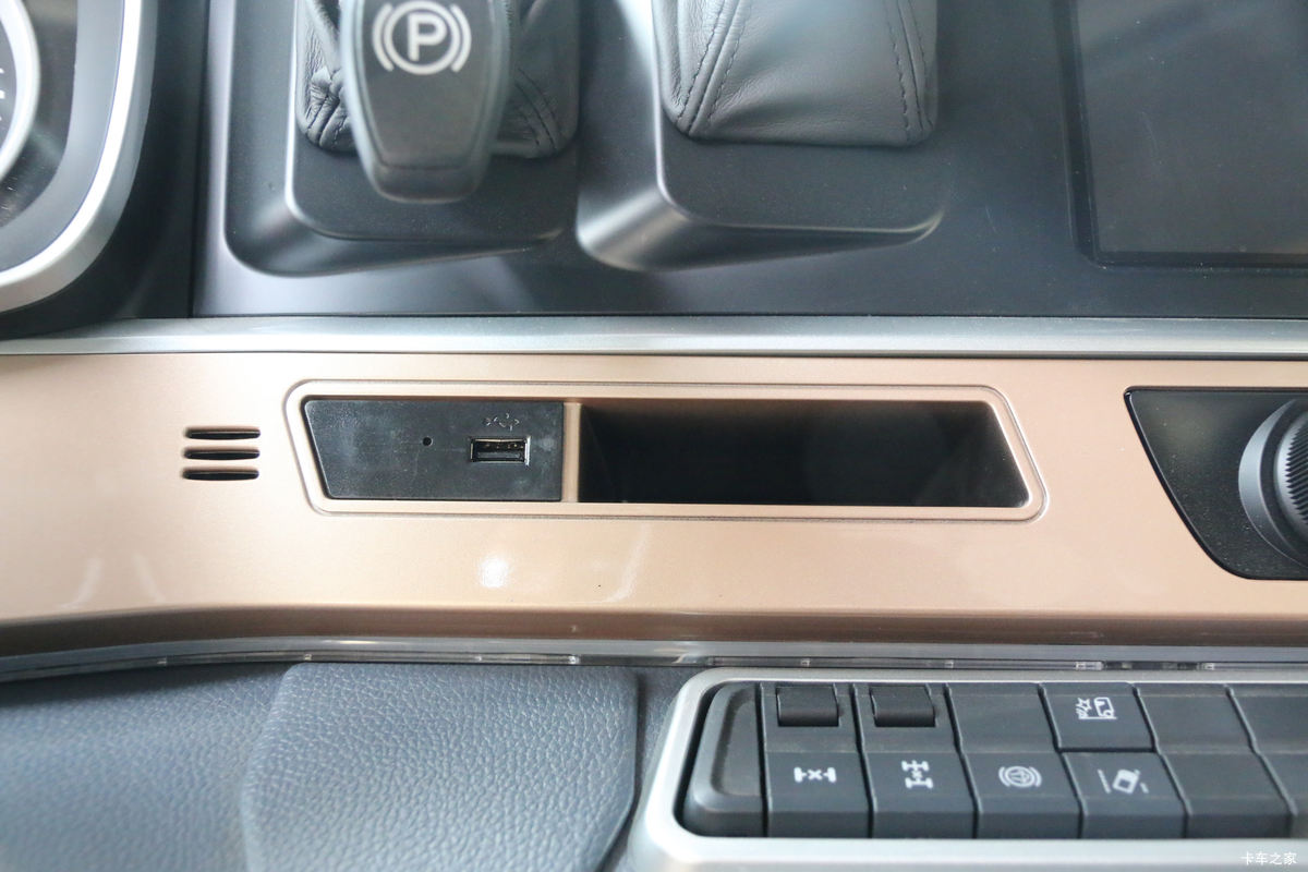 �й����� HOWO TH7�ؿ� 460���� 6X4 ǣ����(����)(ZZ4257V324HF1B)��ʻ��                                               