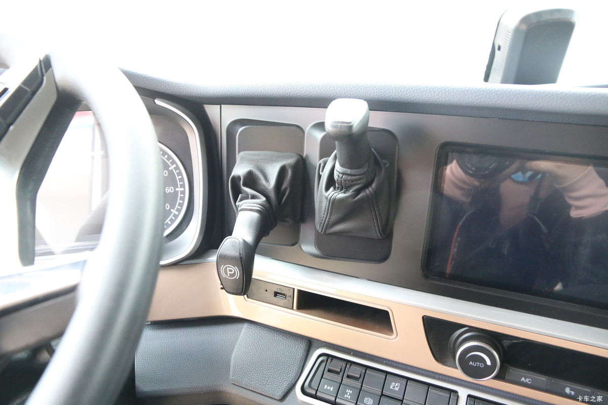 �й����� HOWO TH7�ؿ� 460���� 6X4 ǣ����(����)(ZZ4257V324HF1B)��ʻ��                                               