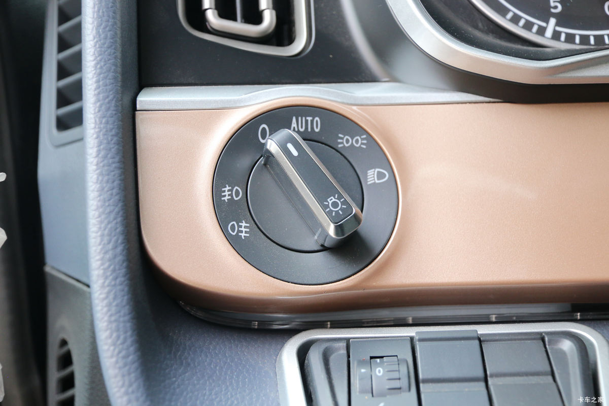 �й����� HOWO TH7�ؿ� 460���� 6X4 ǣ����(����)(ZZ4257V324HF1B)��ʻ��                                               