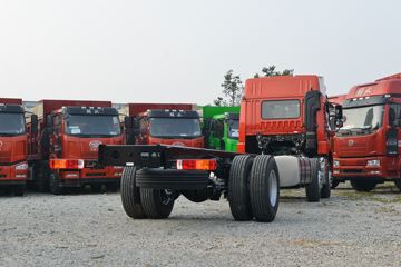 青岛解放 悍V重卡 260马力 6X2 9.6米厢式载货车(CA5250XXYP1K2L7T3E6A80)外观图片