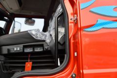 青岛解放 悍V2.0重卡 290马力 6X2 9.6米厢式载货车(CA5250XXYP1K2L7T3E6A80)