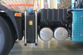 大运V7&nbsp;牵引车底盘                                                图片