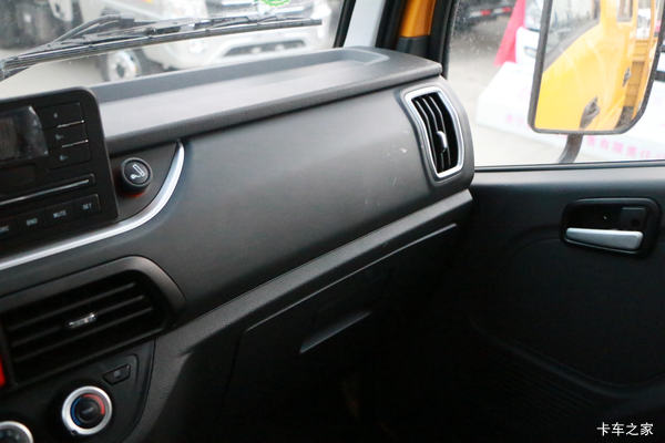 上汽跃进小福星汽油系列订车即送三次保养