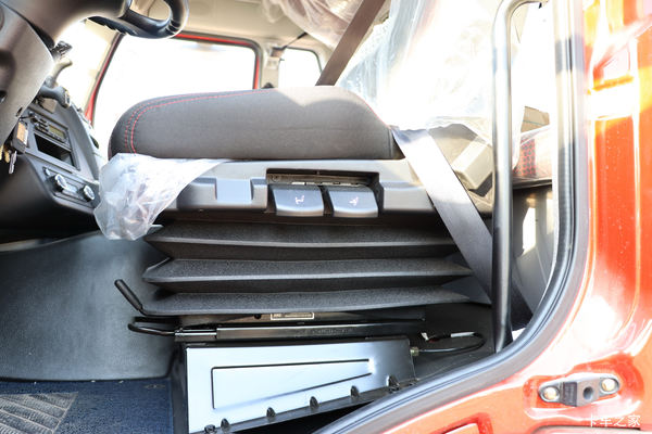 一汽解放J6P线上优惠6千元活动火热进行中,数量有限先到先得!