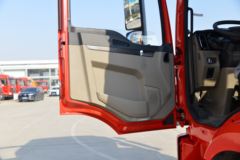 陕汽重卡 德龙L5000 绿通版 245马力 4X2 6.8米仓栅式载货车(国六)(SX5189CCYLA501F2)