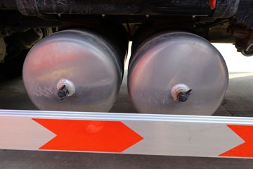 青岛解放 JH6重卡 领航版2.0 460马力 8X4 9.4米仓栅式载货车(国六)(CA5310CCYP25K15L7T4E6A80)底盘图片