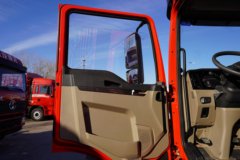 陕汽重卡 德龙L5000 240马力 4X2 6.8米仓栅式载货车(国六)(SX5189CCYLA501F2)