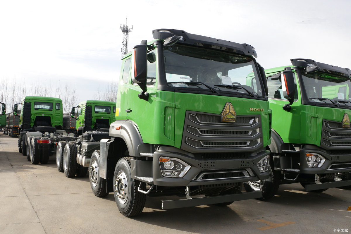中国重汽 HOWO NX重卡 350马力 8X4 6.8米自卸车(潍柴WP9H发动机)