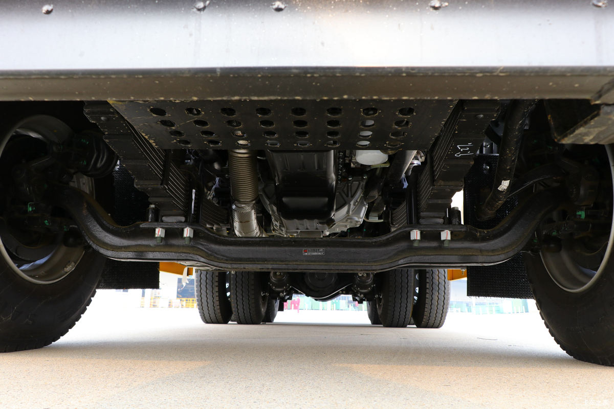 格尔发A5自卸车底盘图片