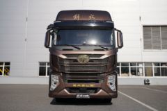 青岛解放 鹰途 生活舱 560马力 6X4 AMT自动挡牵引车(国六)(CA4250P33K2T1RE6A80)