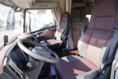 青岛解放 鹰途 生活舱 560马力 6X4 AMT自动挡牵引车(国六)(CA4250P33K2T1RE6A80)