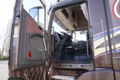 青岛解放 鹰途 生活舱 560马力 6X4 AMT自动挡牵引车(国六)(CA4250P33K2T1RE6A80)
