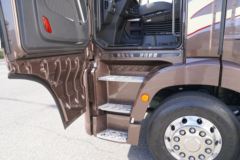 青岛解放 鹰途 生活舱 560马力 6X4 AMT自动挡牵引车(国六)(CA4250P33K2T1RE6A80)