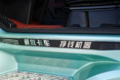 青岛解放 鹰途 商务舱 560马力 6X4 AMT自动挡牵引车(国六)(CA4259P35K2T1E6A80)