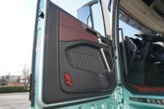 青岛解放 鹰途 商务舱 560马力 6X4 AMT自动挡牵引车(国六)(CA4259P35K2T1E6A80)
