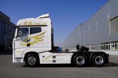 青岛解放 鹰途 头等舱 560马力 6X4 AMT自动挡牵引车(国六)(CA4259P35K2T1E6A80)