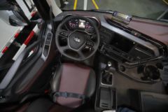 一汽解放 新J6P重卡 领航版3.0 460马力 8X4 冷藏车(国六)(CA5320XLCP66K24L7T4E6