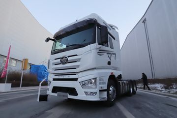 一汽解放 J7重卡 560马力 6X4 L2级AMT自动挡牵引车(国六)(CA4250P77K25T1E6)