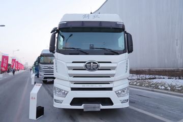 一汽解放 J7重卡 经典版 530马力 6X4 CNG牵引车(液缓)(CA4250P77M26T1A2E6)