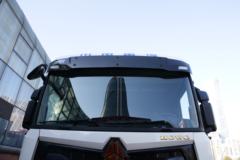 中国重汽 HOWO MAX 330马力 6X2 9.55米排半厢式载货车(国六)