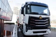 中国重汽 HOWO MAX 330马力 6X2 9.55米排半厢式载货车(国六)