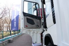 中国重汽 HOWO MAX 330马力 6X2 9.55米排半厢式载货车(国六)