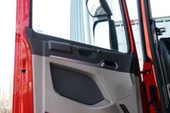 中国重汽 HOWO MAX 490马力 8X4 9.55米排半仓栅式载货车(国六)(ZZ5317CCYV446KF1)