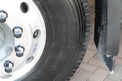 中国重汽 HOWO MAX 490马力 8X4 9.55米排半仓栅式载货车(国六)(ZZ5317CCYV446KF1)