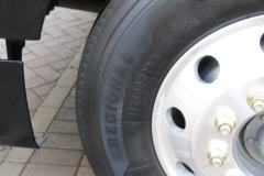中国重汽 HOWO TX 270马力 4X2 6.75米排半仓栅式载货车(国六)(ZZ5187CCYK501GF1)