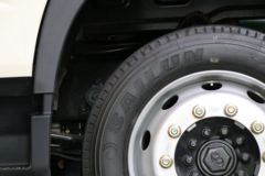 青岛解放 JK6中卡 领航版 260马力 4X2 9.75米AMT自动挡厢式载货车(国六)(CA5180XXYP28K2L8E6A80)