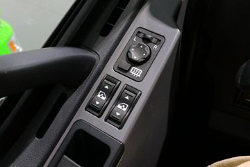 一汽解放 新J6P重卡 2021款 舒适版 460马力 8X4 6.5米AMT自动挡自卸车(国六)(CA3310P66K24L1T4E6)驾驶室图片