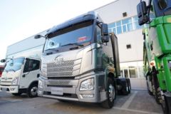 青岛解放 JH6重卡 6X4 换电牵引车(国六)(CA4256P26T1BEVA80)285kWh