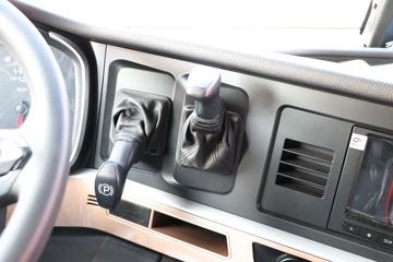 �й����� HOWO TH7�ؿ� 480���� 6X4 ǣ����(����)(12��)(ZZ4257W324HF1B)ͼƬ