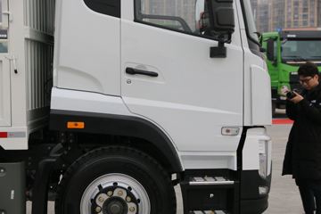 �й������ɶ����ó� ����V5 220���� 4X2 6.8�ײ�դʽ�ػ���(����)(ZZ5184CCYN5617F1)ͼƬ