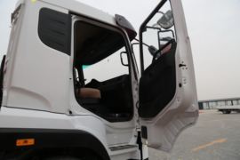 豪沃V5-X&nbsp;自卸车驾驶室                                               图片