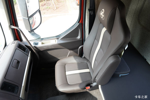 乘龙H5重卡 270马力 4X2 6.8米载货优惠10000元!