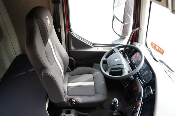 乘龙H5重卡 270马力 4X2 6.8米载货优惠10000元!