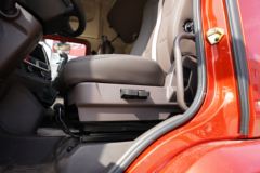 东风柳汽 乘龙H5中卡 轻行版 240马力 4X2 6.8米厢式载货车(国六)(LZ5181XXYH5AC1)