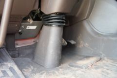 东风柳汽 乘龙H5中卡 轻行版 240马力 4X2 6.8米厢式载货车(国六)(LZ5181XXYH5AC1)