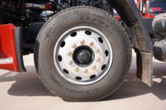 东风柳汽 乘龙H5中卡 轻行版 240马力 4X2 6.8米厢式载货车(国六)(LZ5181XXYH5AC1)