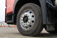 青岛解放 JK6中卡 260马力 4X2 6.8米仓栅式载货车(国六)(CA5180CCYP28K1L4E6)