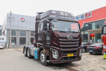 一汽解放 J6V重卡 质惠版 460马力 6X4 AMT自动挡牵引车(速比3.727)(CA4250P66K25T1E6)