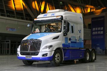 东风柳汽 乘龙T7房车 560马力 6X4 AMT自动挡牵引车
