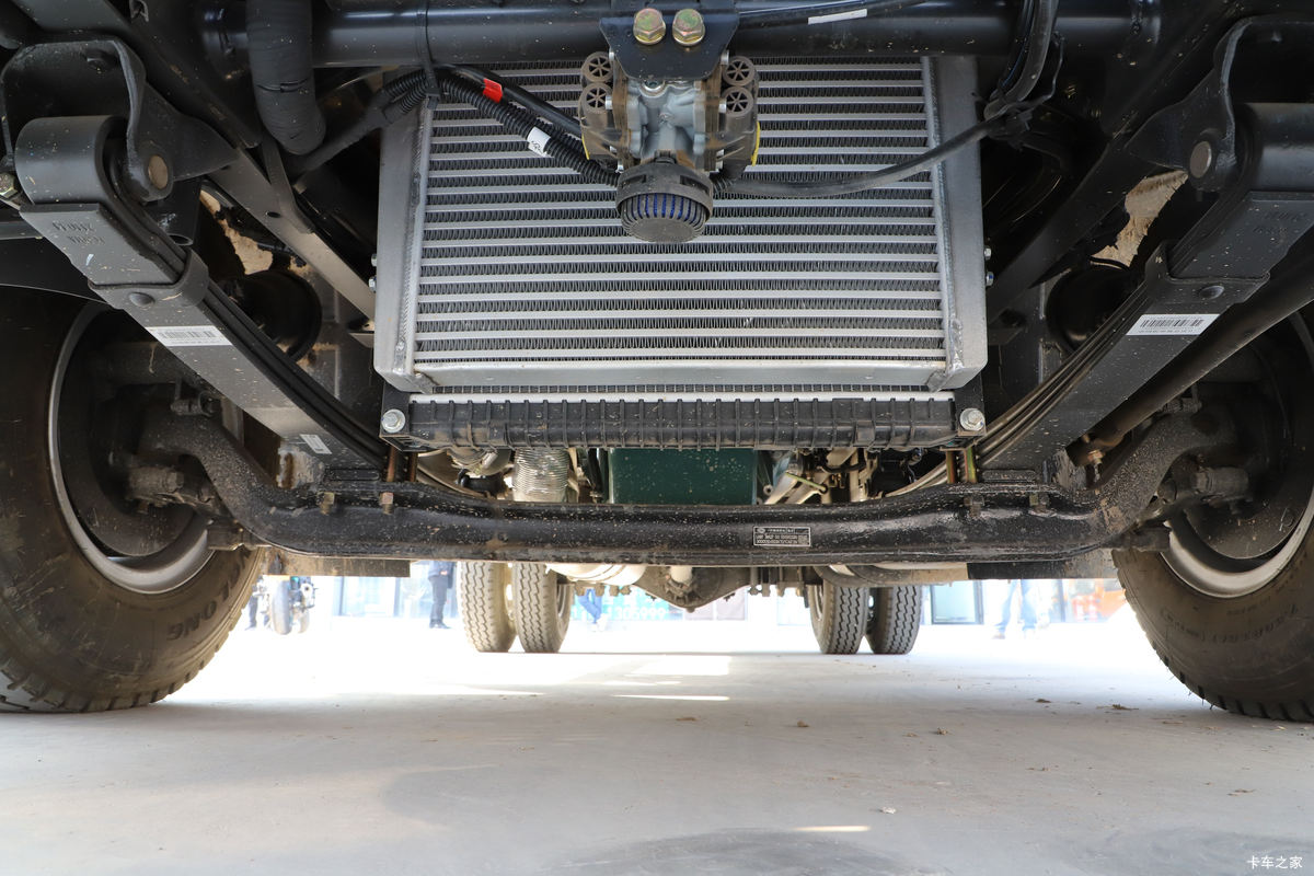 领途载货车底盘图片