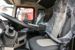 中国重汽 HOWO MAX 510马力 8X4 9.55米厢式载货车(国六)(ZZ5317XXYV446KF1)