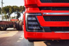 中国重汽 HOWO TH7重卡 540马力 8X4 9.5米AMT自动挡厢式载货车(国六)(ZZ5317XXYV466HF1B)