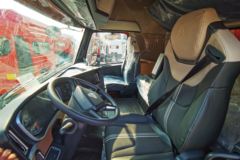 中国重汽 HOWO TH7重卡 540马力 8X4 9.5米AMT自动挡厢式载货车(国六)(ZZ5317XXYV466HF1B)