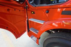 中国重汽 HOWO TH7重卡 540马力 8X4 9.5米AMT自动挡厢式载货车(国六)(ZZ5317XXYV466HF1B)