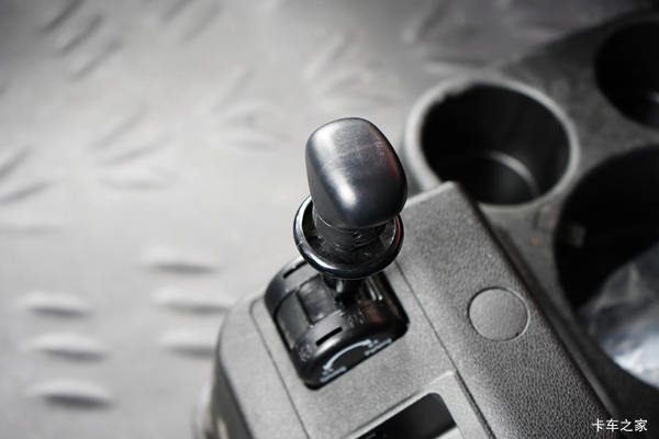 东风柳汽 乘龙H5重卡 270马力 4X2 6.8米优惠1.3万